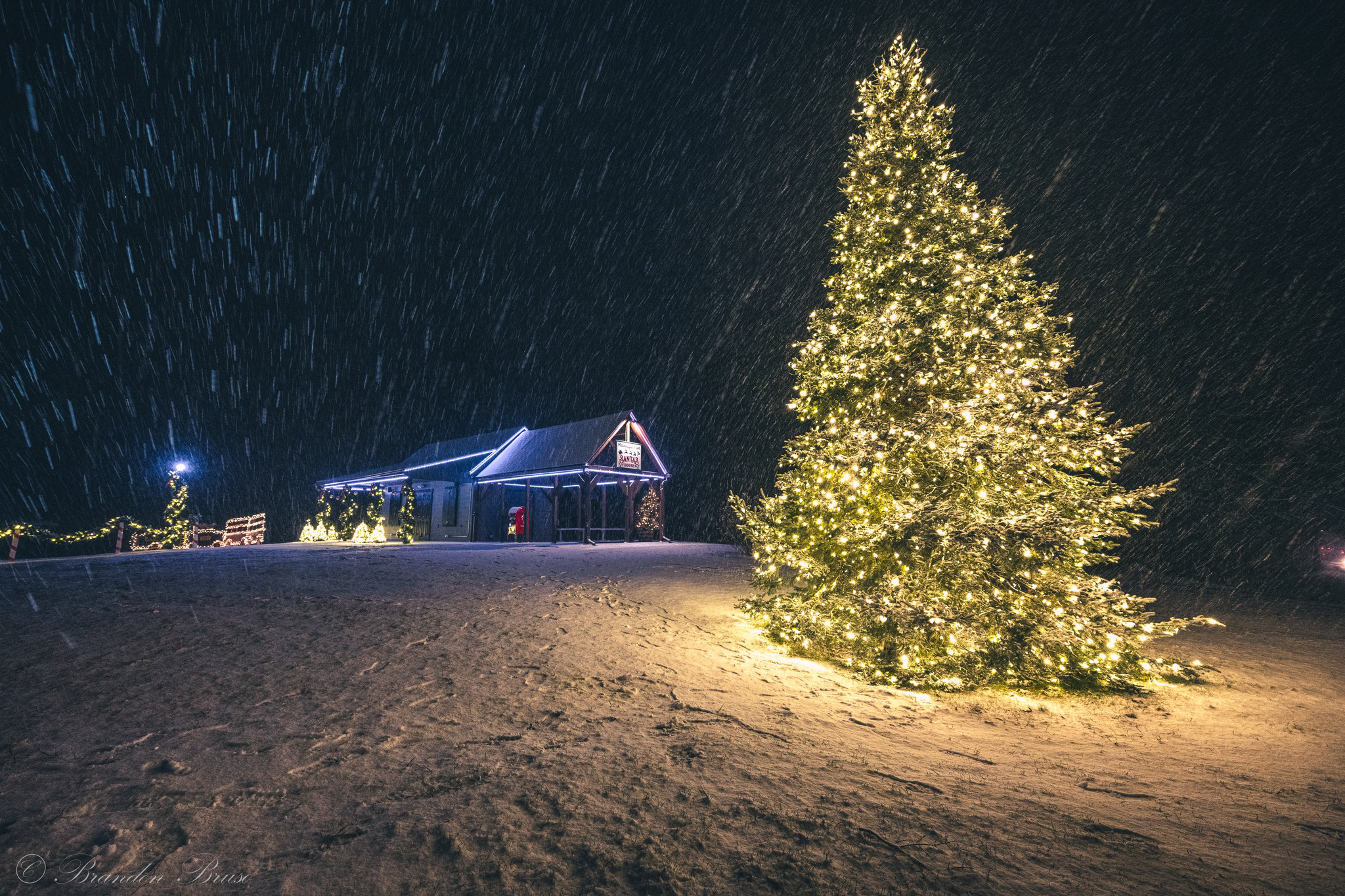 Santa's House w Snow 2023 (2).png